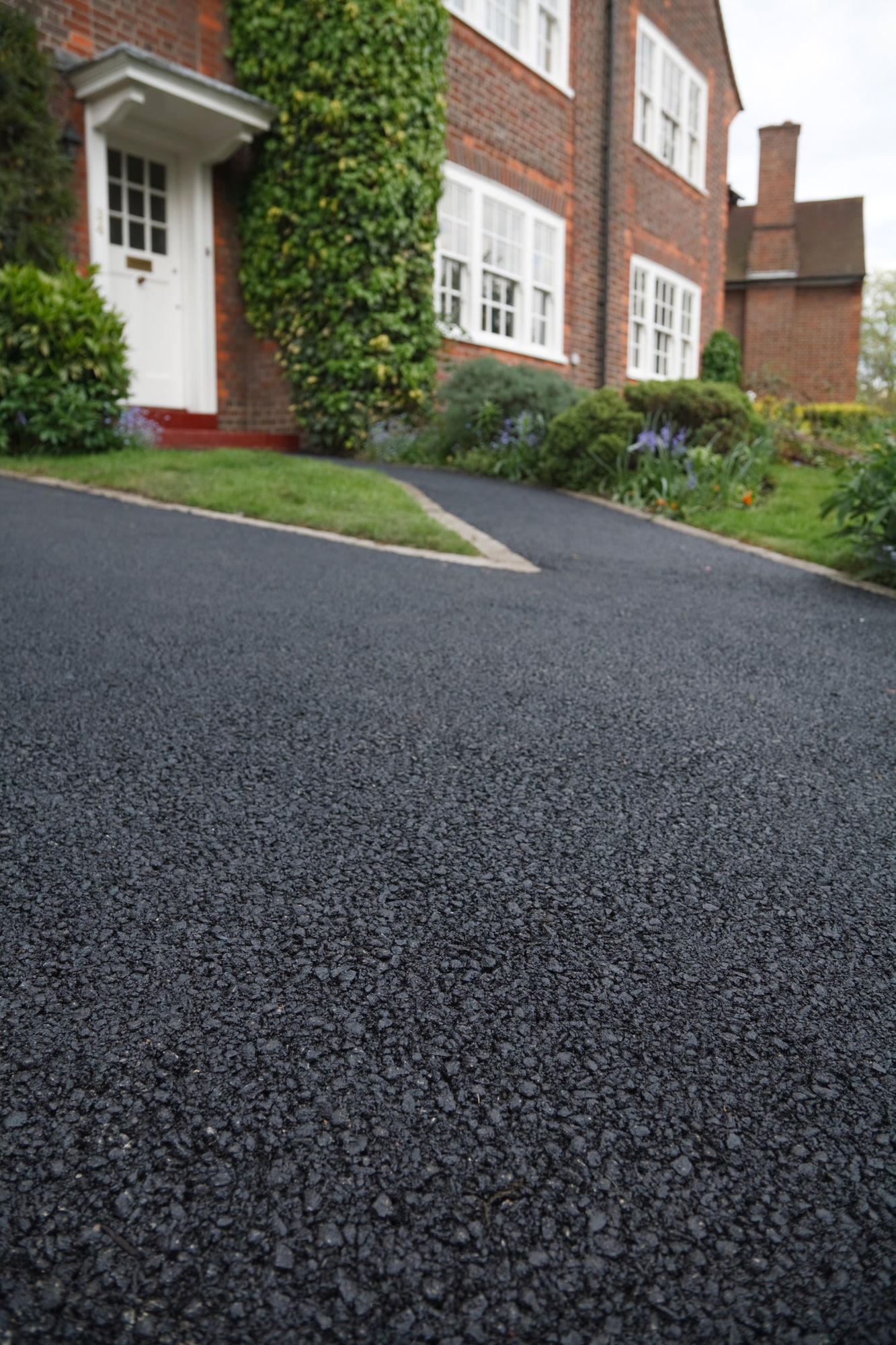 When to Sealcoat or Resurface Your Asphalt Driveway